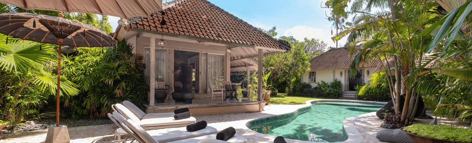 keluarga menghabiskan waktu di vila liburan di Bali