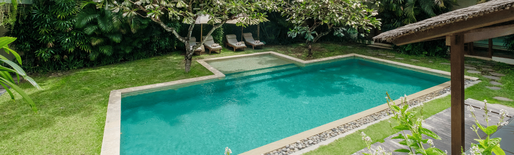 keluarga menghabiskan waktu di vila liburan di Bali