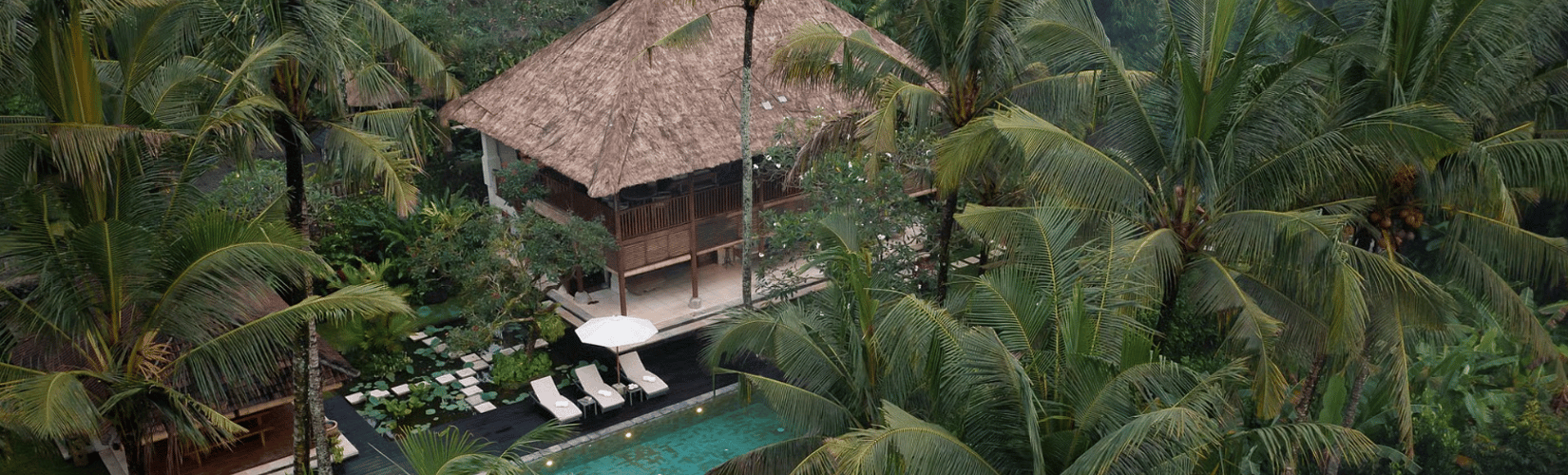 keluarga menghabiskan waktu di vila liburan di Bali