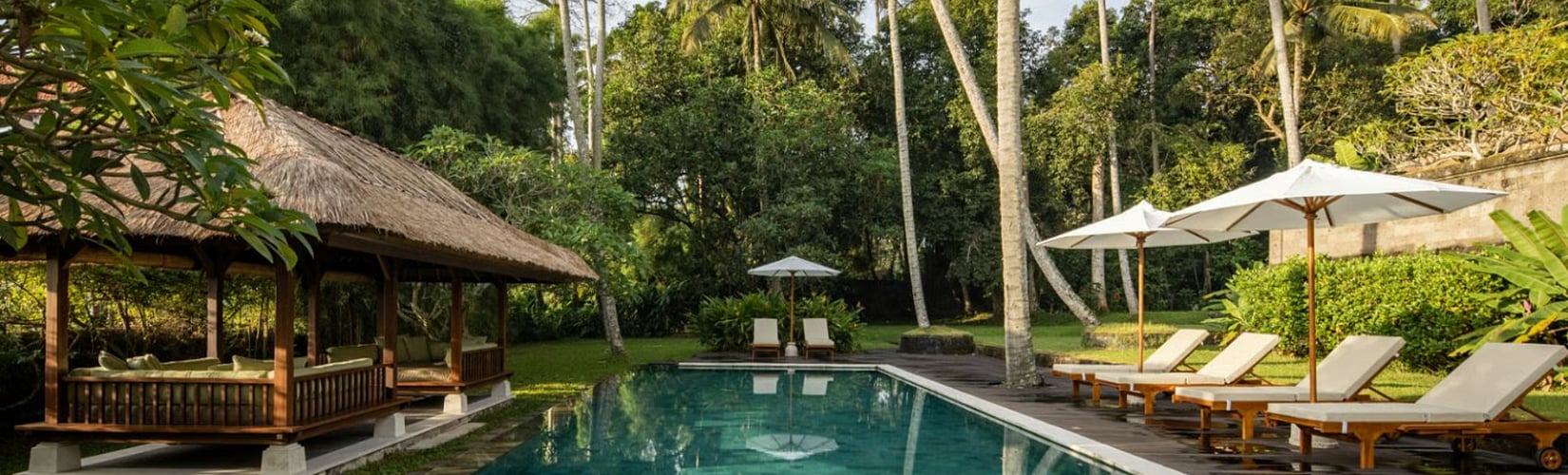keluarga menghabiskan waktu di vila liburan di Bali