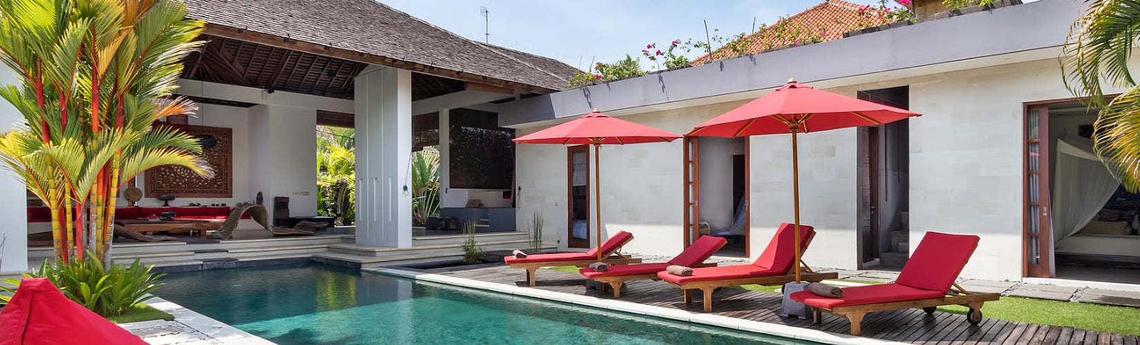 famiglia trascorrere del tempo in villa vacanze a Bali