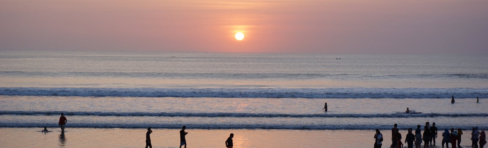 keluarga menghabiskan waktu di vila liburan di Bali