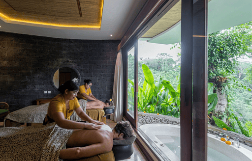 coppia che si gode la spa in villa