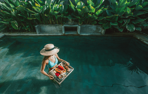 colazione galleggiante in piscina
