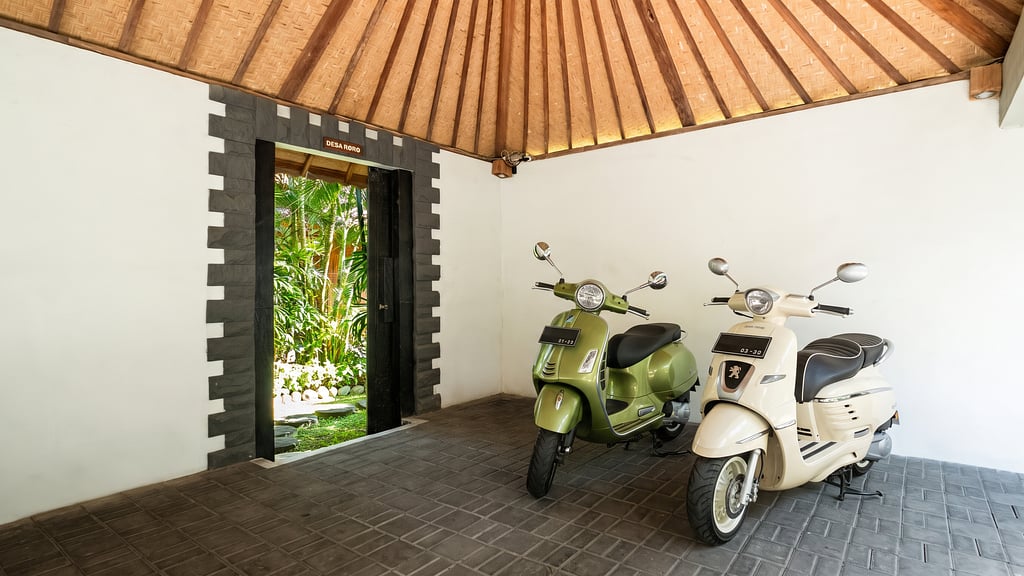 Villa Desa Roro Estate: Parking areas