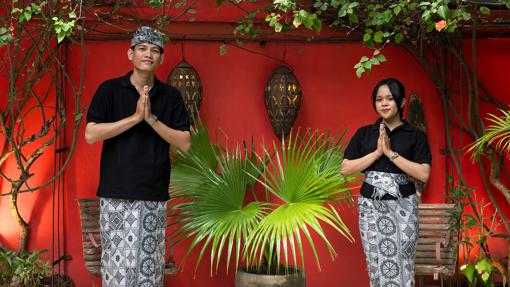 Villa Hangat: Villa staff