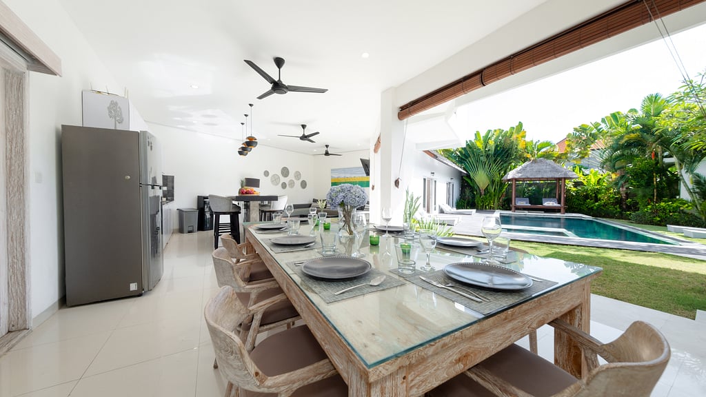 Villa Hiburan 1: Dining area