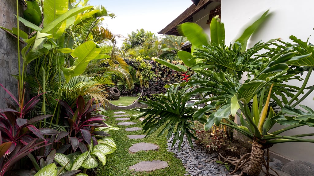 Alarte Estate: Garden