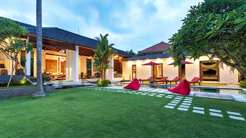 Alarte Estate: Garden