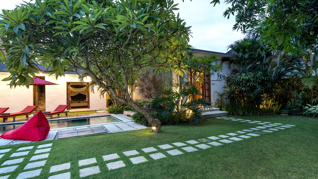 Alarte Estate: Garden