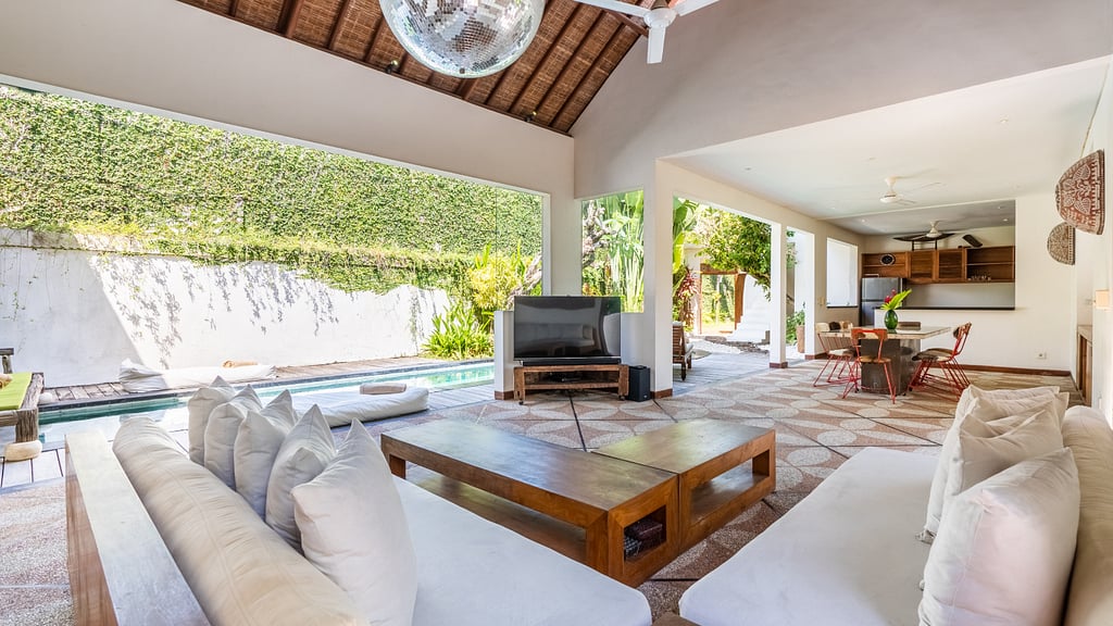 Ku Estate: Living room 1