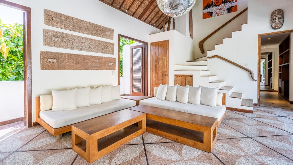 Ku Estate: Living room 1