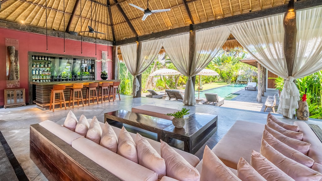 Ku Estate: Living room 2