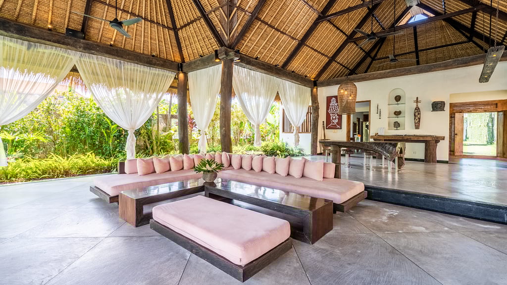 Ku Estate: Living room 2