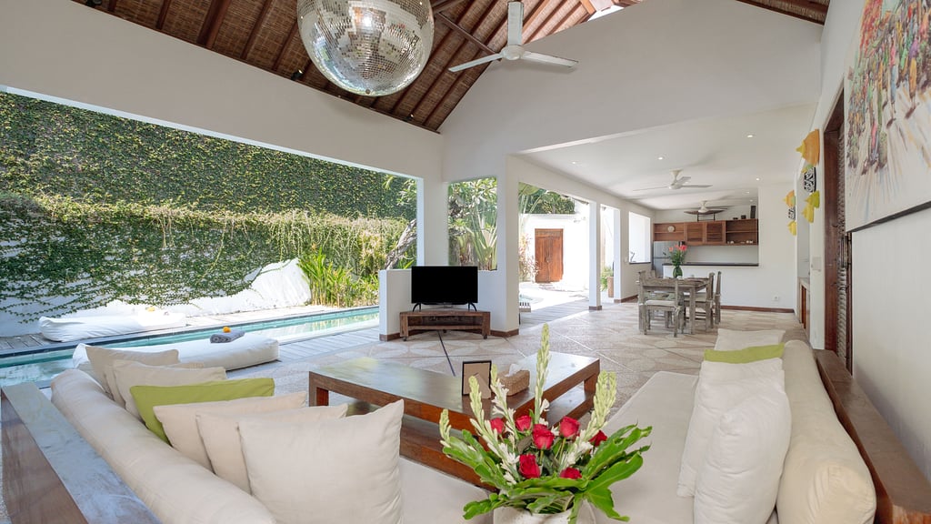 Ku Estate: Living room 1