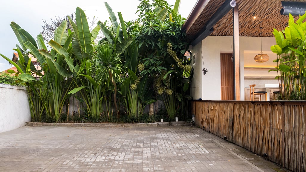 Lexington Palace Villa: Parking areas