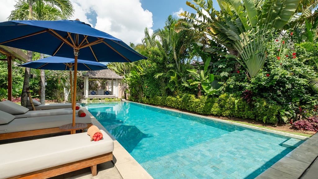 Little Mannao: Swimming pool