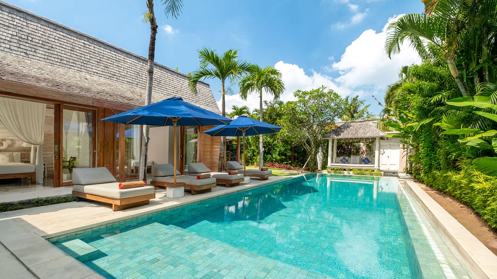 Little Mannao: Swimming pool