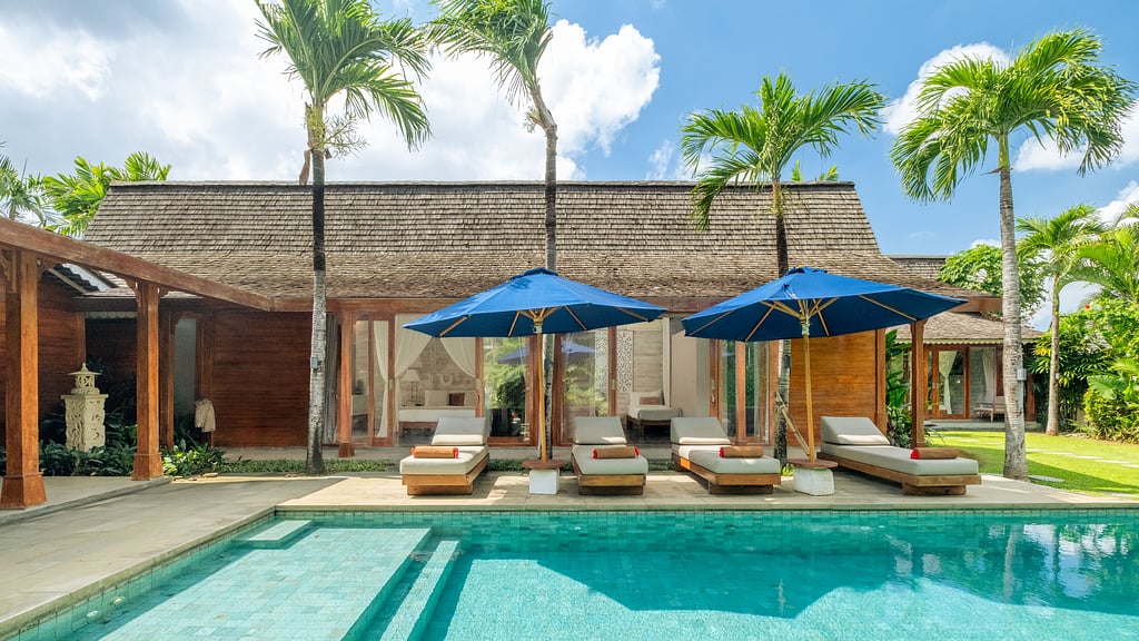 Little Mannao: Swimming pool