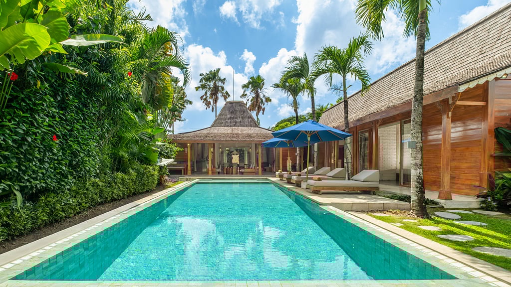 Little Mannao: Swimming pool