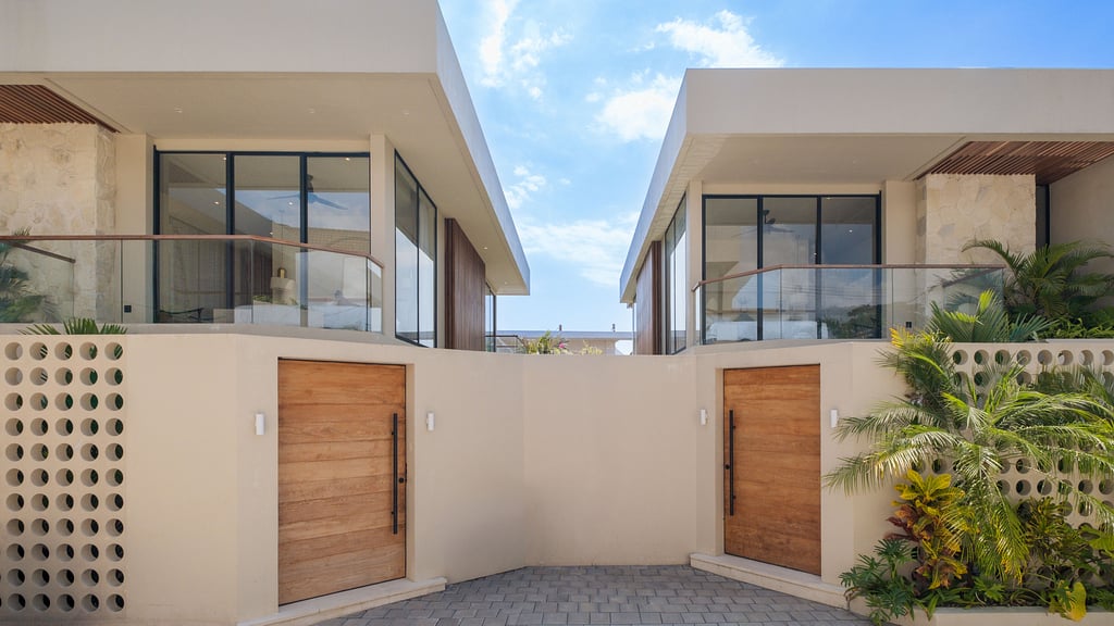 Loona Palm Seseh 1: Parking areas