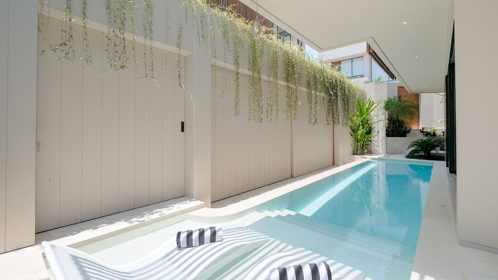 Loona Palm Seseh 2: Swimming pool