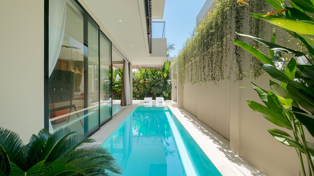 Loona Palm Seseh 2: Swimming pool