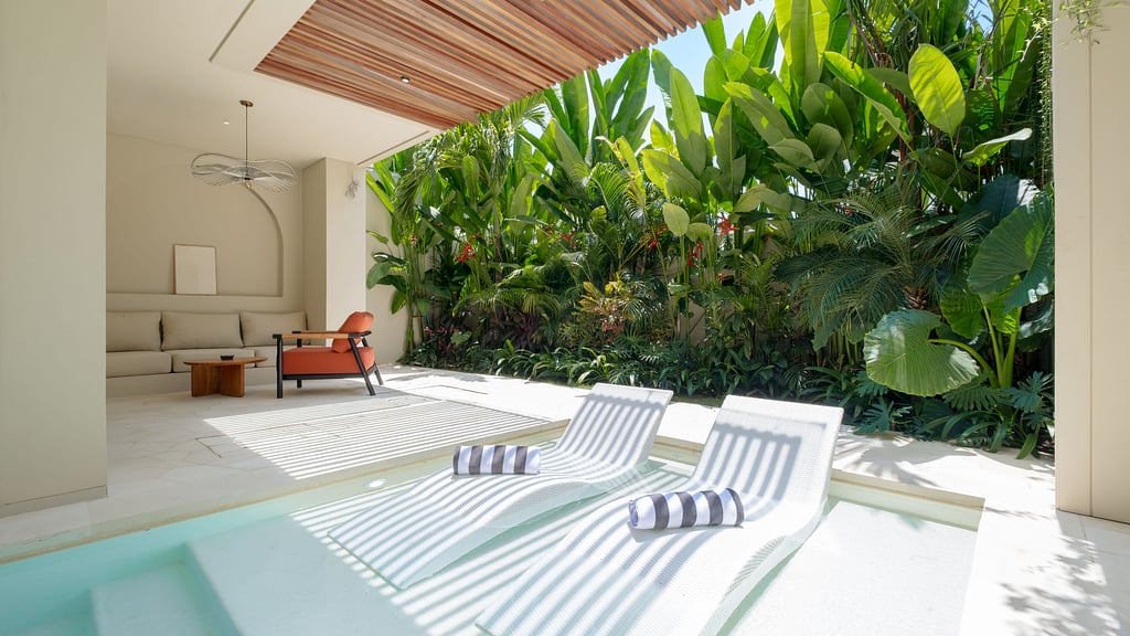 Loona Palm Seseh 2: Swimming pool