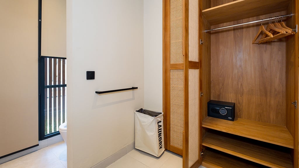 Loona Palm Seseh 2: Bedroom 1