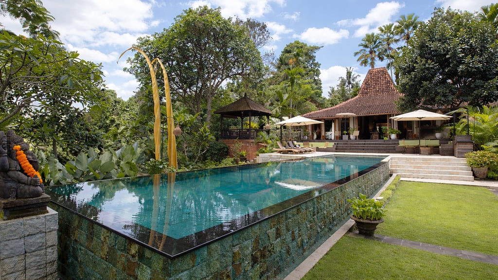 Rumah Melati Estate: Swimming pool