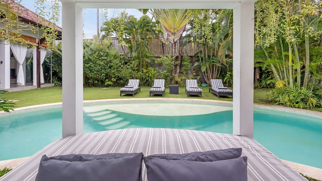 Villa Alice Dua: Swimming pool