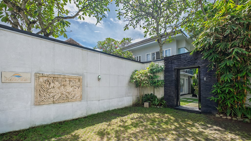 Villa Alun: Parking areas