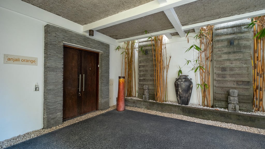 Villa Anjali Orange: Parking areas