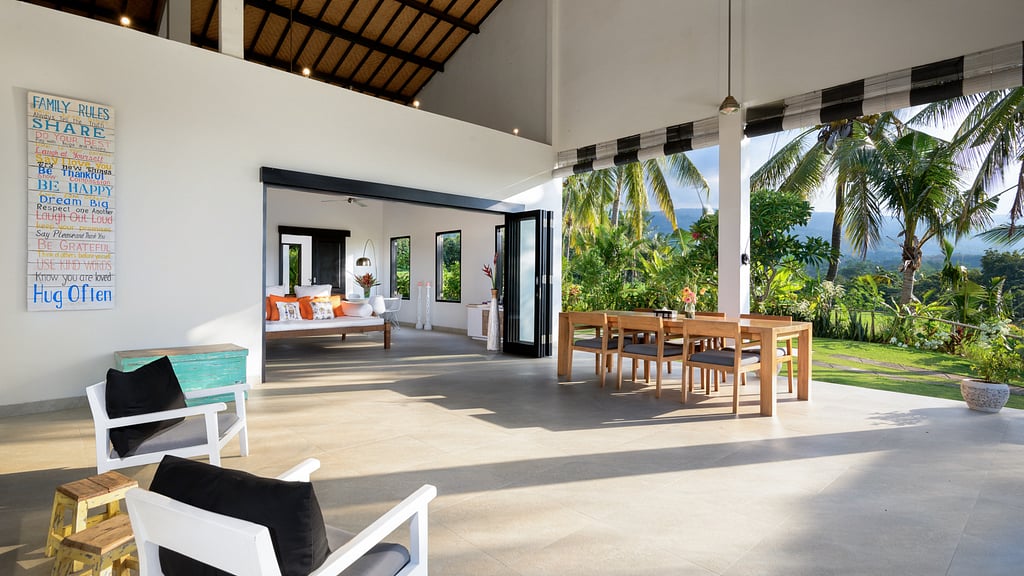 Villa Bloom: Dining area