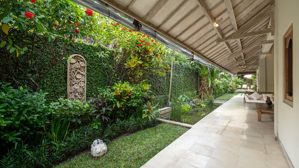 Villa Gembira: Others