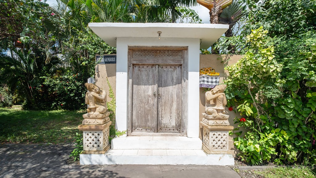 Villa Gembira: Others