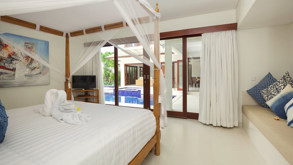 Villa Kashantre Blue in Legian, Bali - 4 bedrooms - Best Price Guarantee