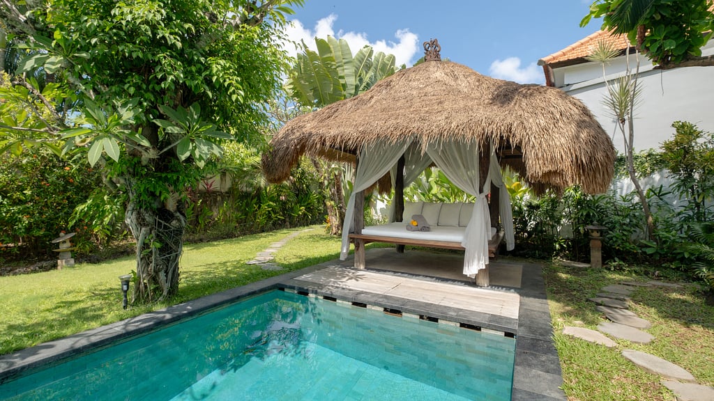 Villa Ku Besar: Swimming pool