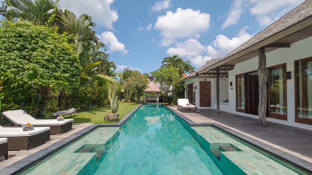 Villa Ku Besar: Swimming pool