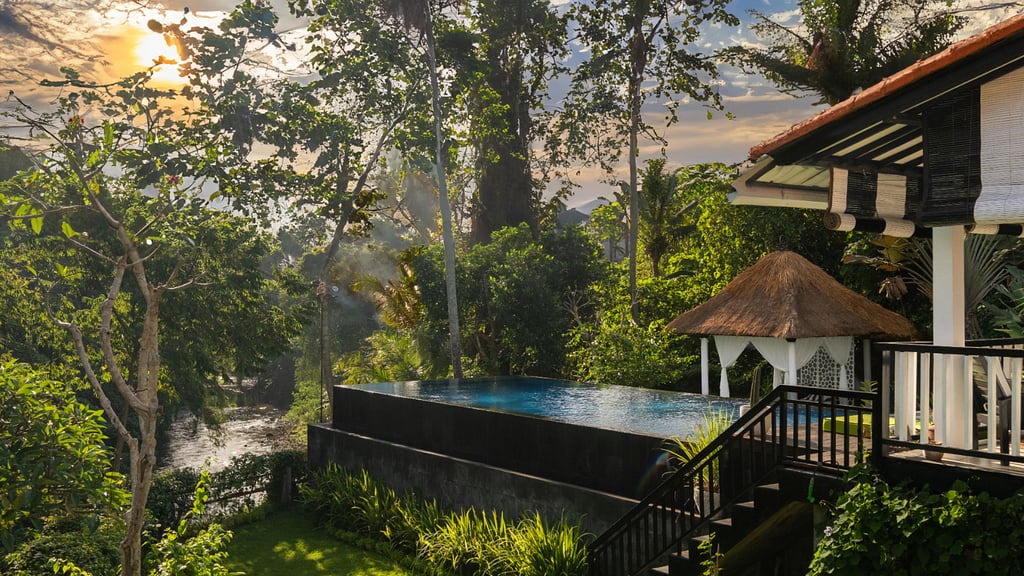 Villa Lepak by the River: Garden