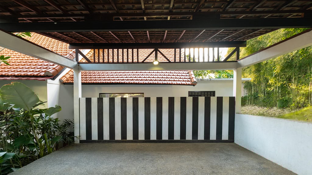 Villa Lepak by the River: Parking areas