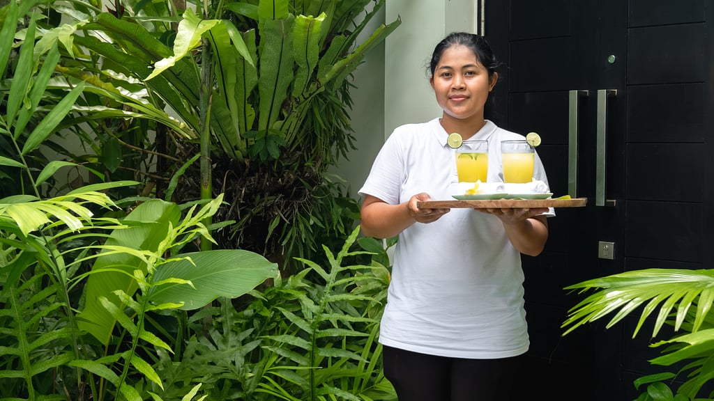 Villa Merta Sari 8: Villa staff