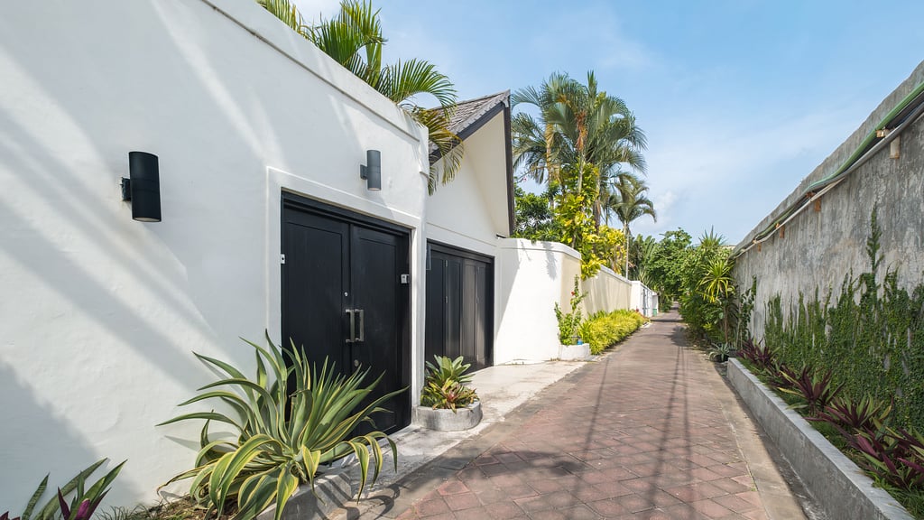 Villa Merta Sari 8: Parking areas