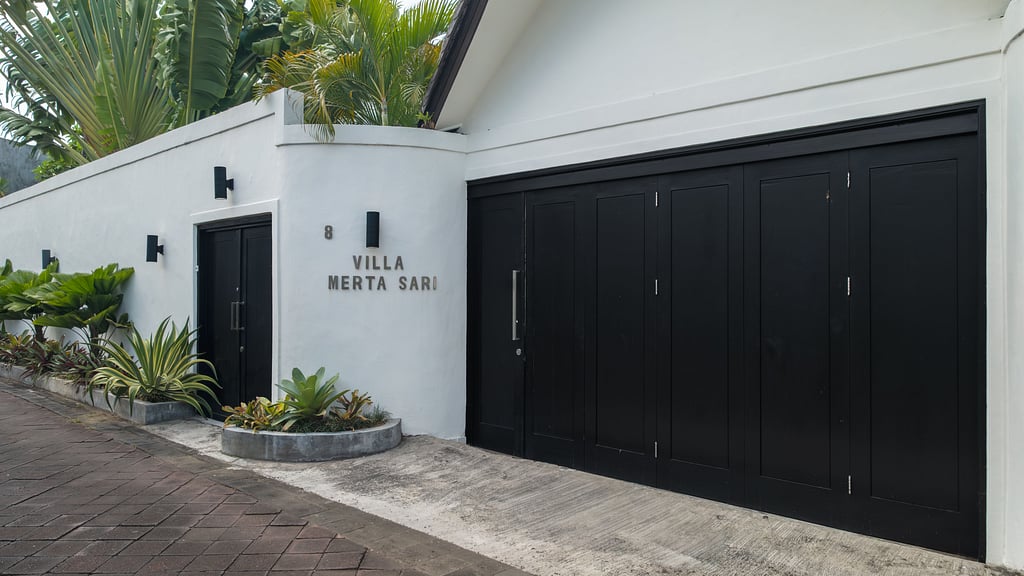Villa Merta Sari 8: Parking areas