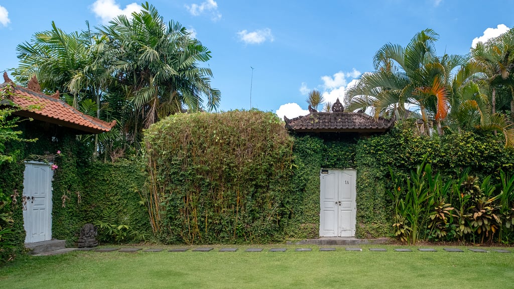 Villa Mogi: Parking areas