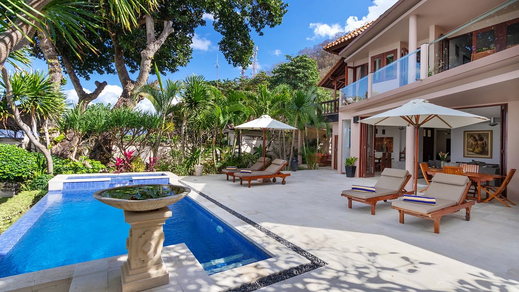 Villa Pantai Candidasa: Zwembad