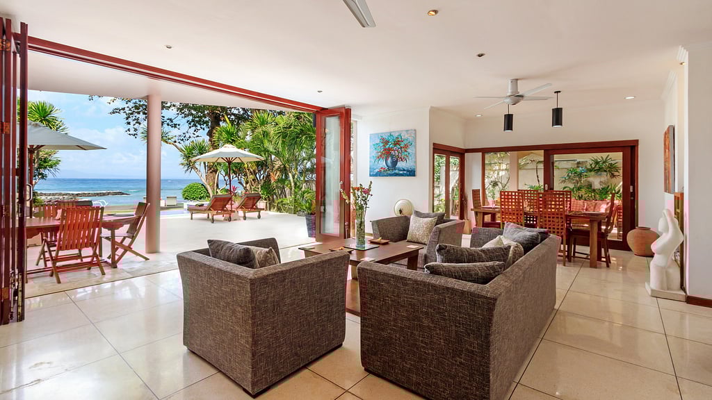 Villa Pantai Candidasa: Woonkamer