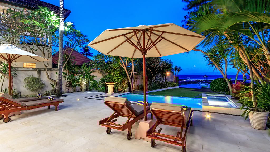 Villa Pantai Candidasa: Zwembad