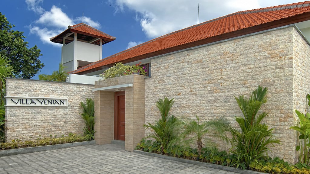 Villa Yenian: Parking areas