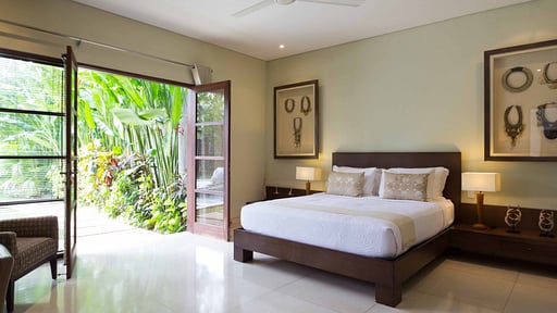 Nyaman Villa 8 Bedroom 1